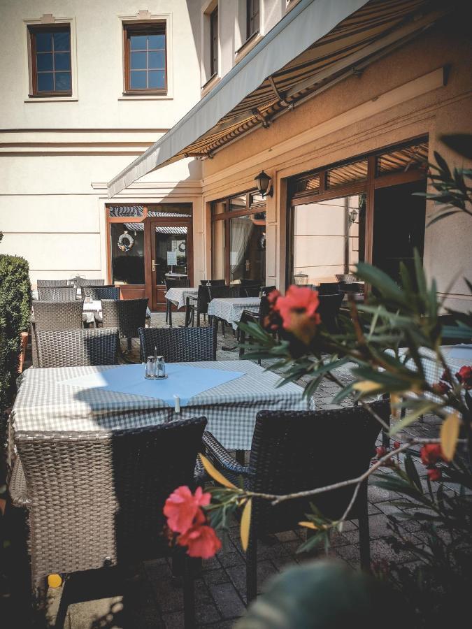 Restaurant Pansion Wien Cierny Brod Ngoại thất bức ảnh