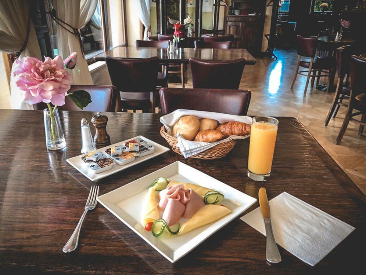 Restaurant Pansion Wien Cierny Brod Ngoại thất bức ảnh