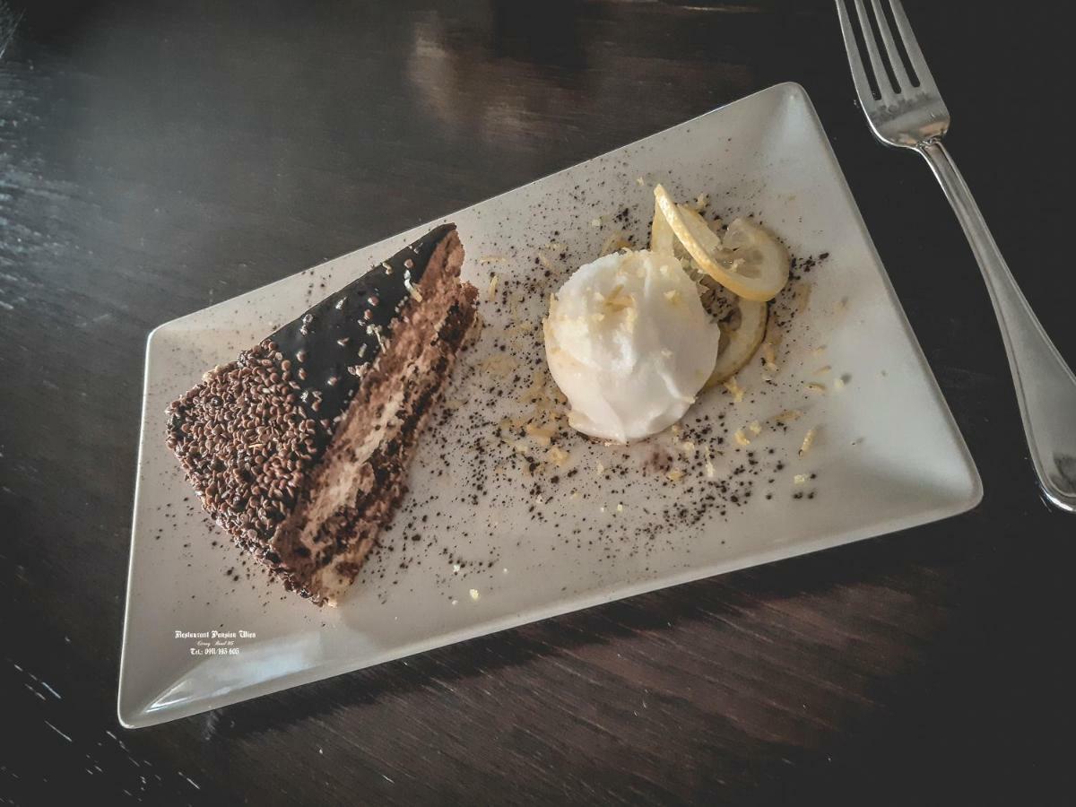 Restaurant Pansion Wien Cierny Brod Ngoại thất bức ảnh